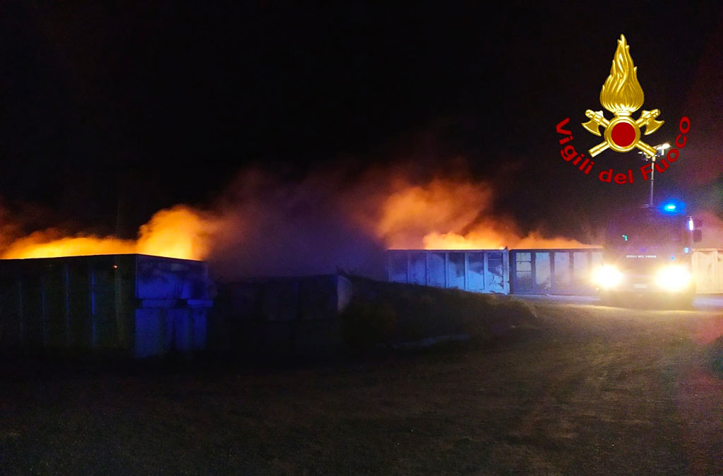 Incendio nell'isola ecologica di Nocera Terinese 