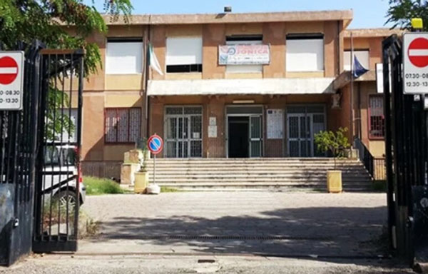 "Voto troppo basso all'interrogazione", studente schiaffeggia professore nel Cosentino