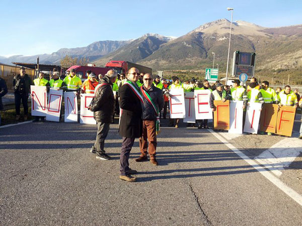 Operai Italcementi Castrovillari in corteo, "no a svendite"