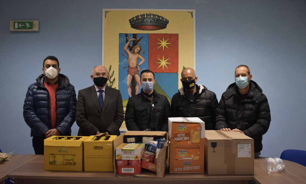 Associazione motociclistica Bikers Solitari dona alimenti di prima necessità a Comune Jacurso