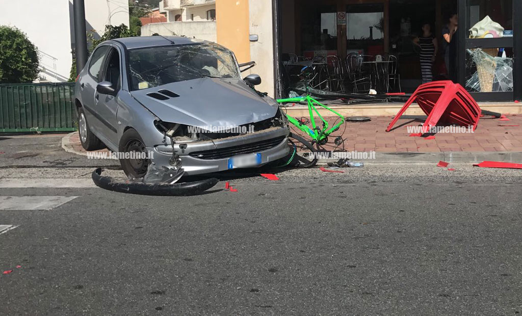 Incidente sul lungomare a Falerna, auto sfonda vetrina di un bar