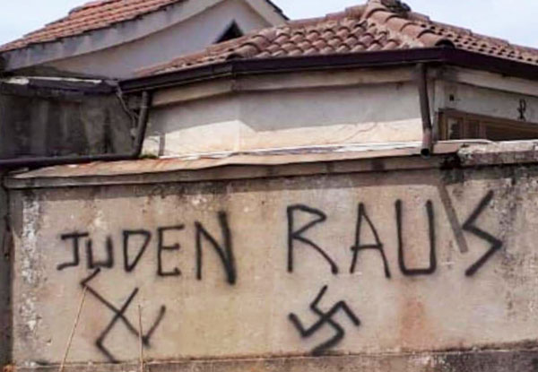 "Due svastiche ed una scritta in nero sui muri del cimitero di Soveria Mannelli": avviate indagini