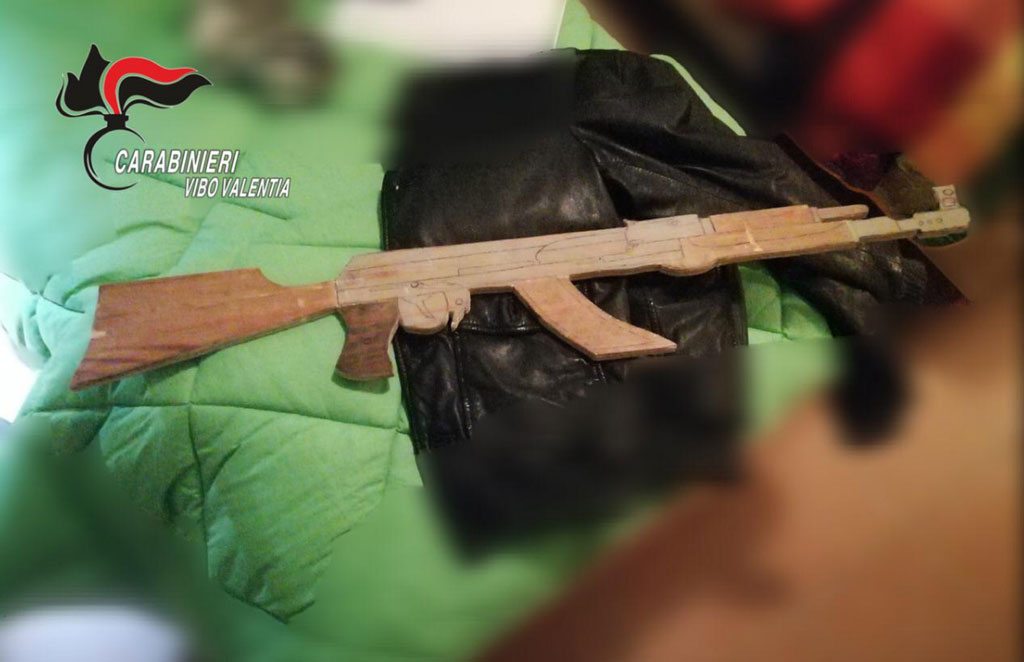 'Ndrangheta, carabinieri trovano kalashnikov in legno: era un regalo di un affiliato al nipote