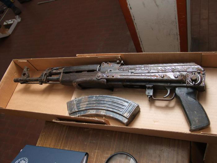Nascondevano due kalashnikov su auto rubata a Maida, due arresti