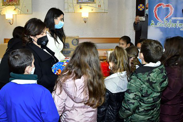Forze dell'ordine a Crotone donano kit scolastici a parrocchia 