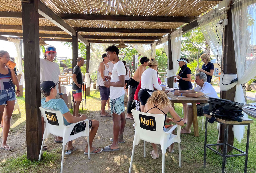 Prima giornata Mondiali Kitesurf a Gizzeria, registrazione atleti per A’S Youth Foil U17 e cerimonia di apertura