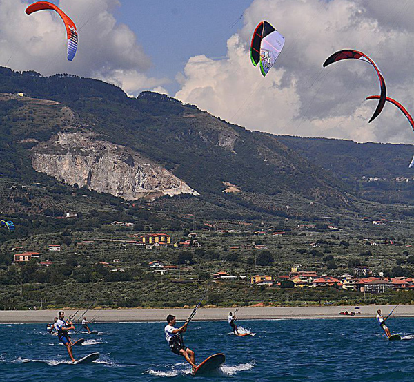 Calabria: Campionati Kitesurf, Bridge si conferma campione europeo. La russa Kalinina vince tra le donne