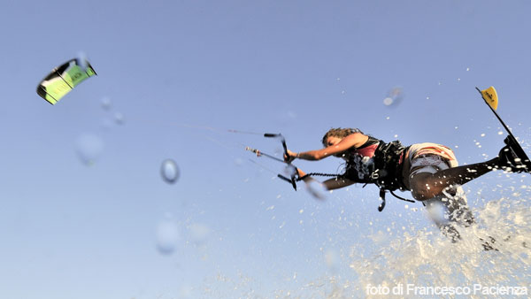 Calabria: Al via i campionati italiani ed europei di Kite Surf nel golfo di Sant'Eufemia