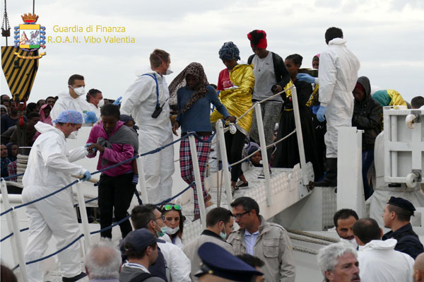 Capitaneria di porto, sbarcati oltre 1000 migranti a Crotone e fermati due scafisti