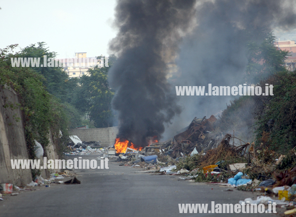 Lamezia: Ennesimo rogo vicino campo Rom. E scatta la protesta