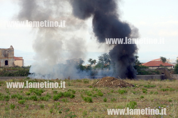 l_incendio-sviluppato-all_ingresso-scordovillo-3.jpg