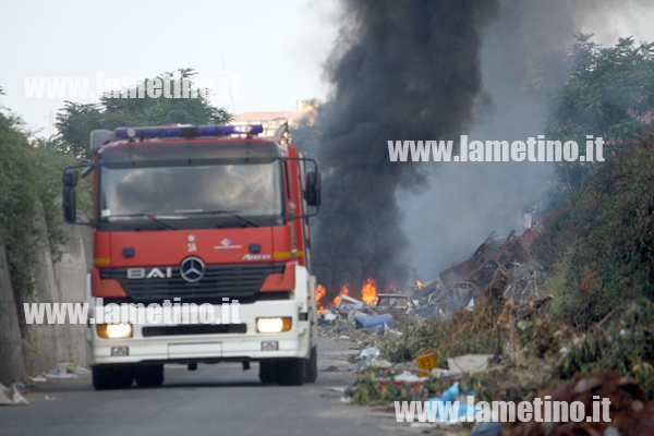 l_incendio-sviluppato-all_ingresso-scordovillo-4.jpg