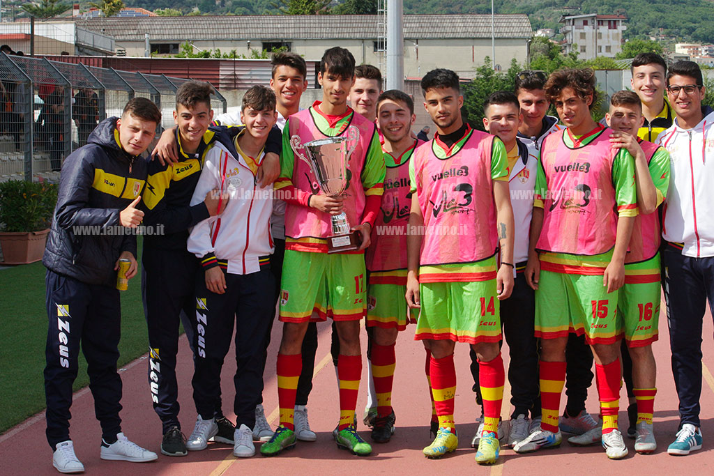 la-juniores-nel-giro-di-trionfo-con-il-trofeo-juniores.jpg