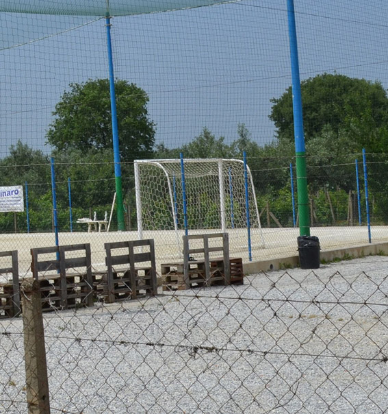 la_panchina_bianca_dove_era_seduta_la_vittima