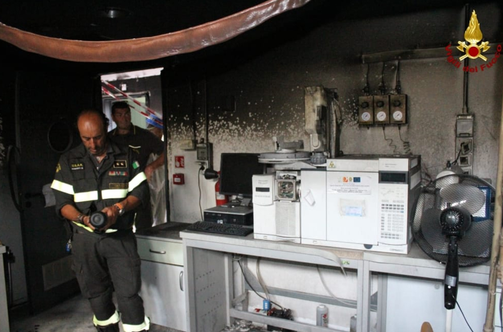 Incendio in laboratorio analisi Arpacal, locale riconsegnato dai vigili del fuoco al personale dopo verifiche