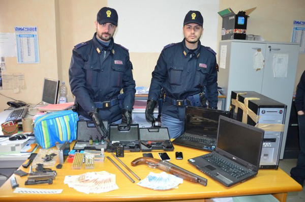 Calabria: gestivano laboratorio per modifica armi, tre arresti