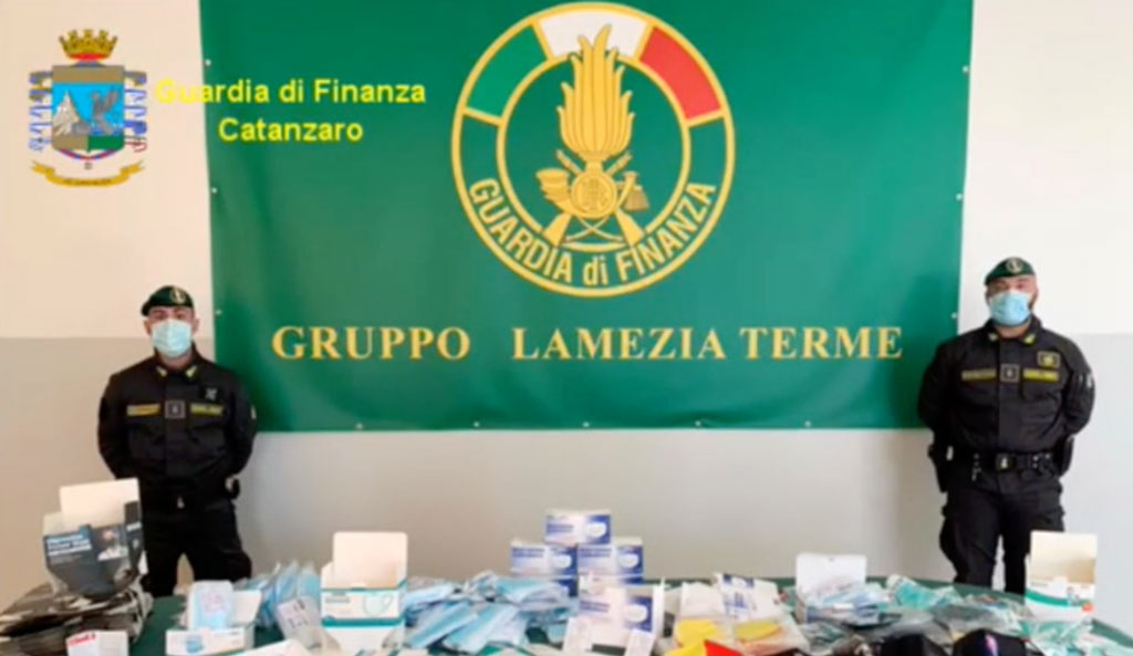 Lamezia, scoperto laboratorio clandestino di mascherine chirurgiche: Gdf sequestra 10mila dpi contraffatti - VIDEO