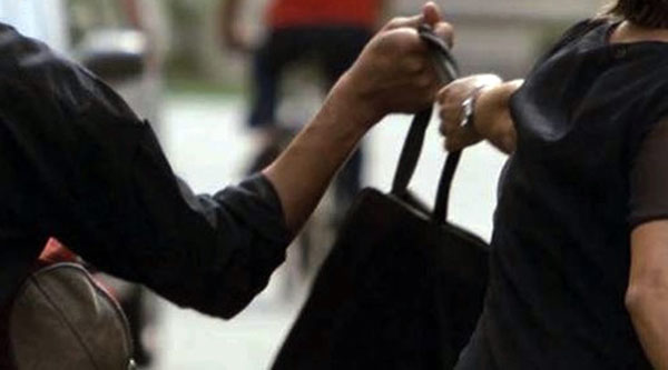 Giovane tenta di rubare borsa turista a Cassano, arrestato