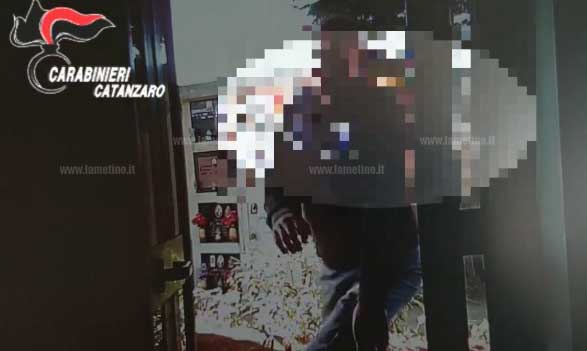 Ladro di portafogli al cimitero di Gizzeria, arrestato 60enne - VIDEO