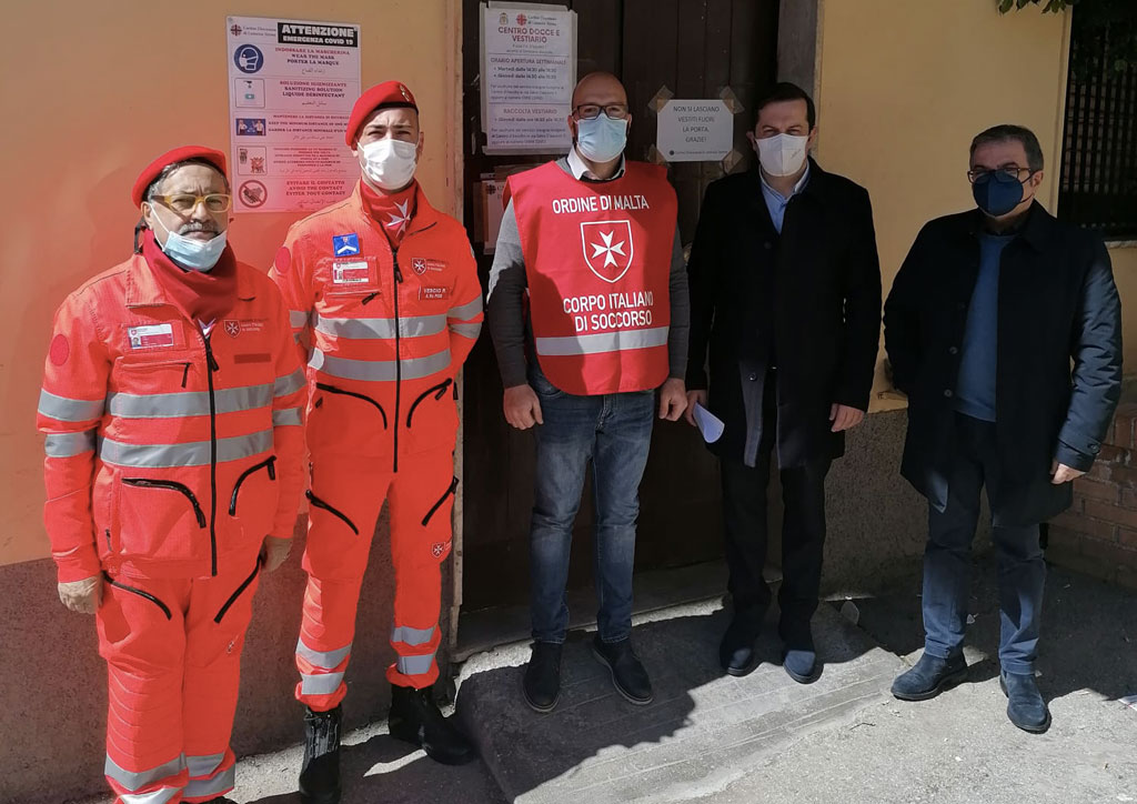 Lamezia, Corpo italiano Soccorso Ordine di Malta dona colombe pasquali alla Caritas