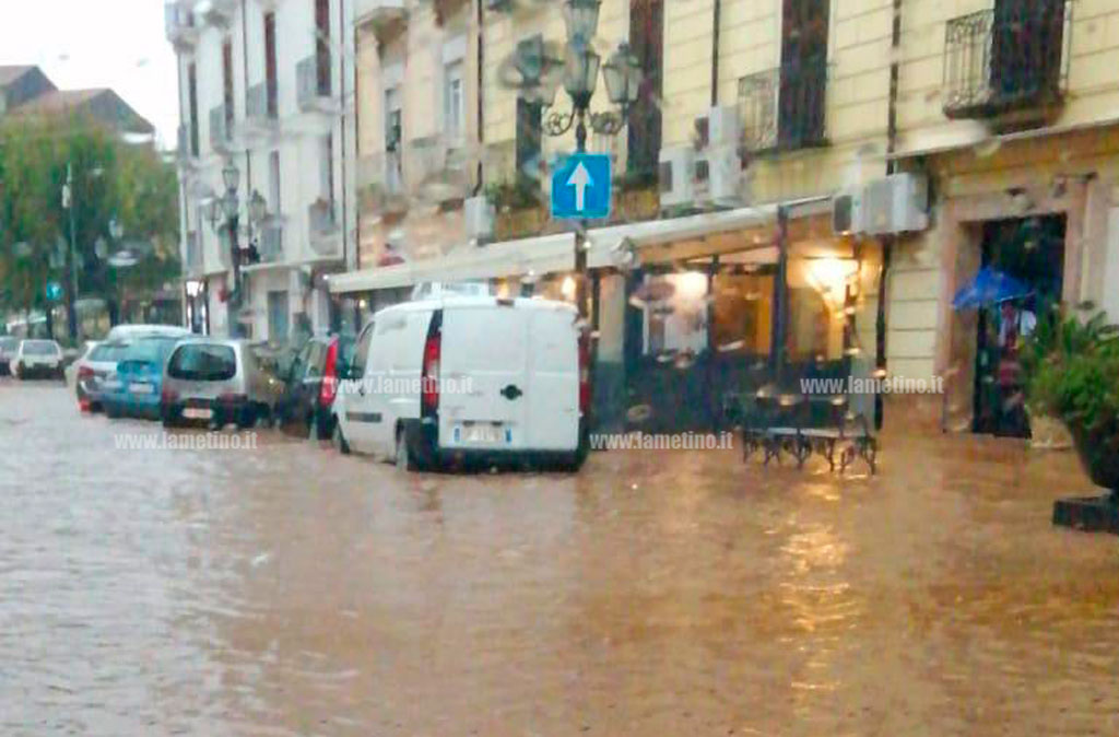 Lamezia, strade invase dal fango, allagamenti e voli dirottati: forti disagi in tutta la città e nell’hinterland - VIDEO
