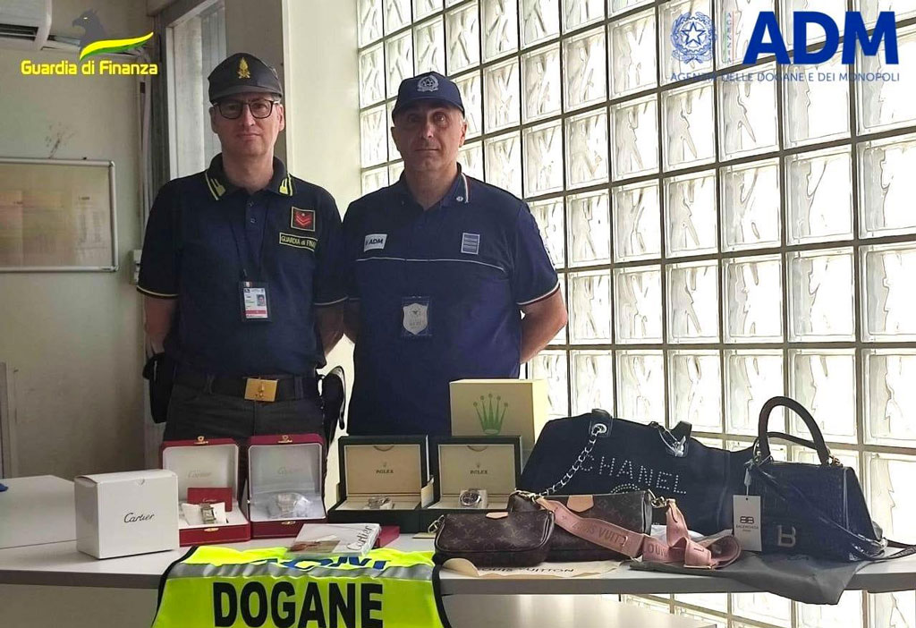 Lamezia, borse e orologi contraffatti sequestrati all'aeroporto: erano in bagaglio viaggiatore proveniente da New York