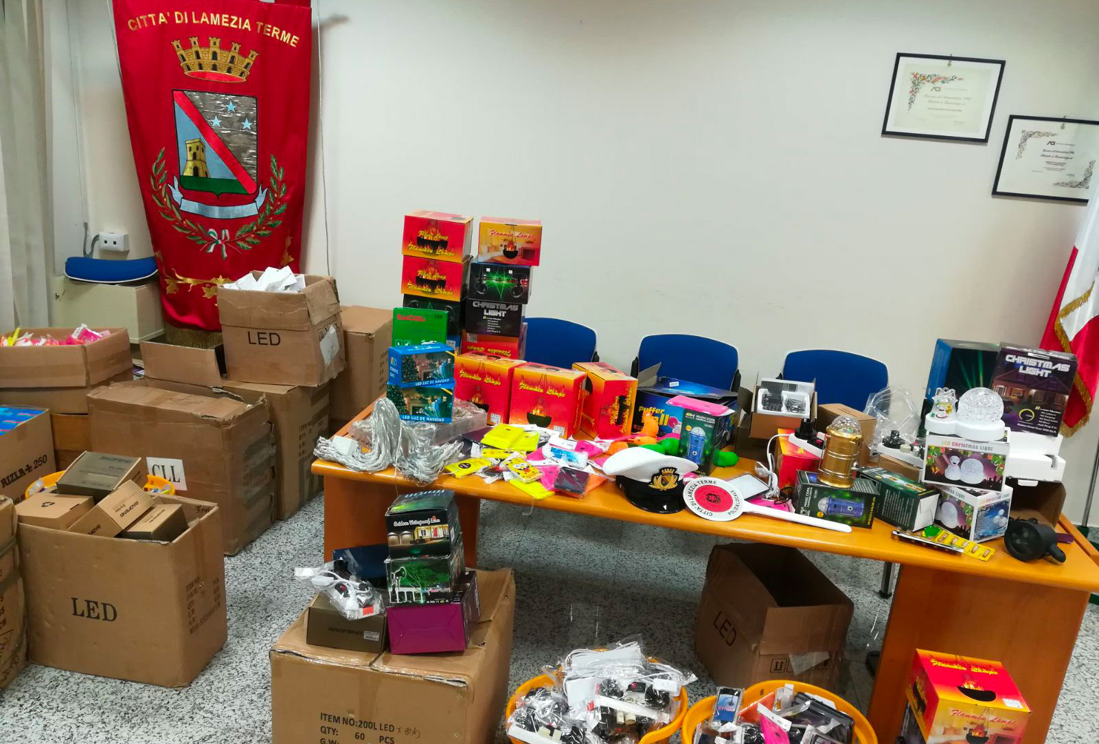 Lamezia, controlli straordinari Polizia locale: sequestrati 4mila articoli pericolosi, denunce e sanzioni