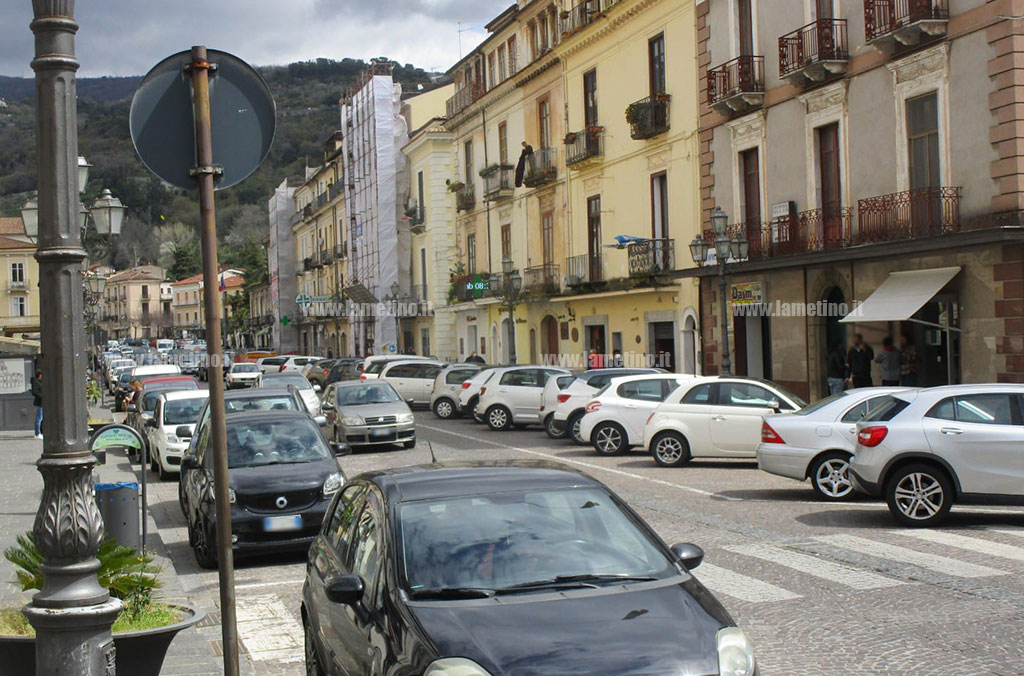 Lamezia, negozi aperti contro la zona rossa: la protesta di alcuni commercianti anche in città