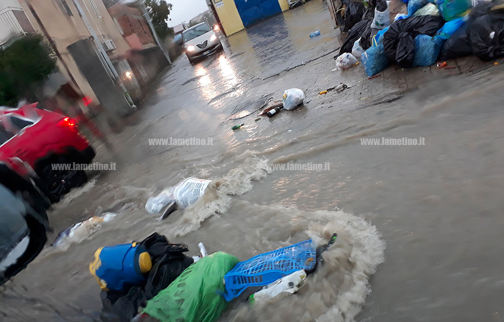 Maltempo a Lamezia, quartieri si allagano e la spazzatura finisce per strada