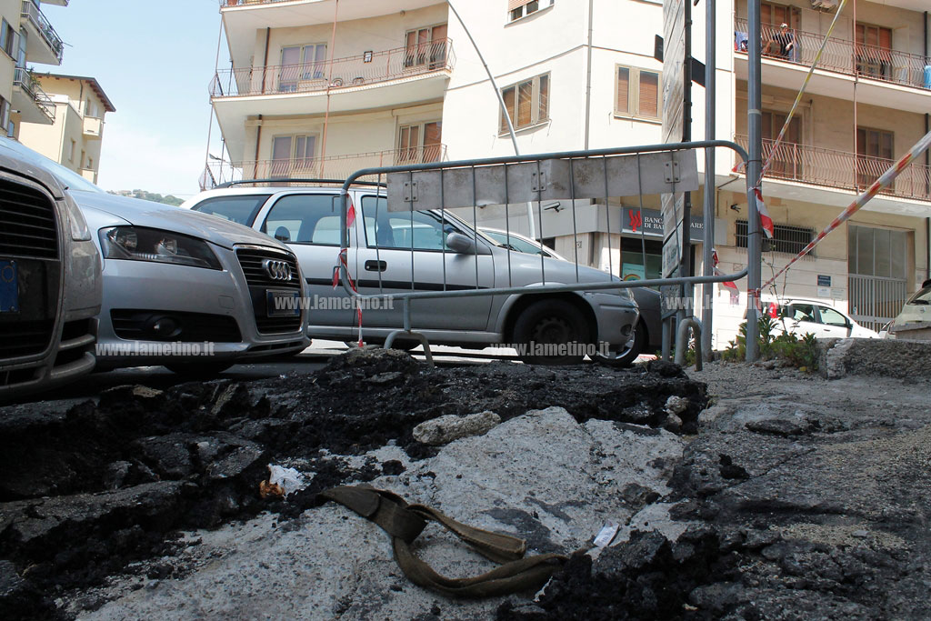 Lamezia: manto stradale saltato in piazza Rotonda, ancora nessun intervento
