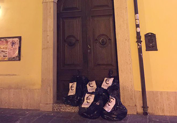 Lamezia, CasaPound: "Nostra protesta non c'entra con incendio a portone sede Pd"