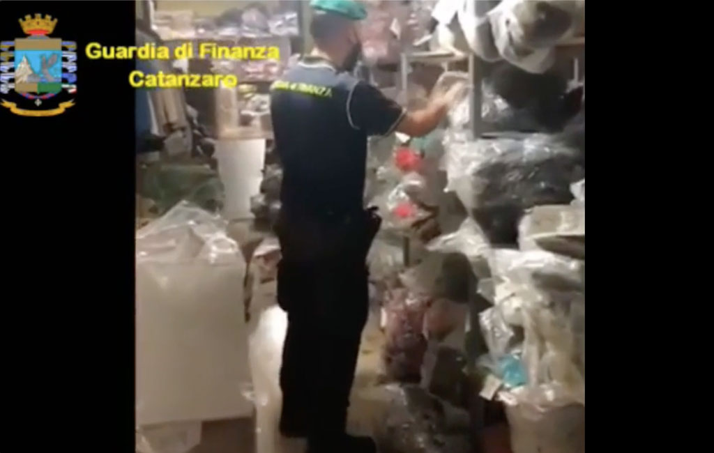 Lamezia, sequestrati circa 6mila capi di abbigliamento contraffatti - VIDEO