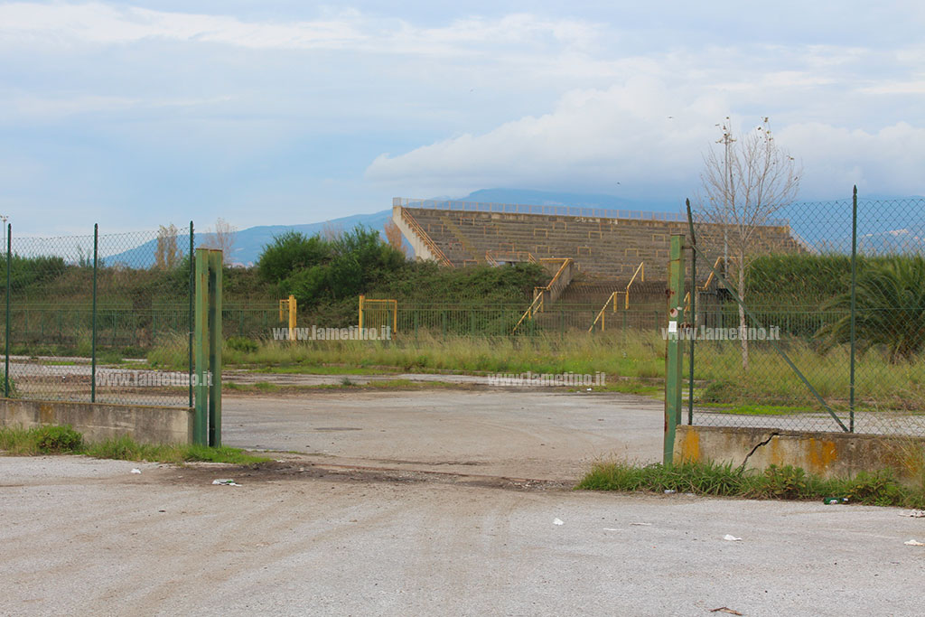 Lamezia, stadio provinciale Carlei tra degrado e abbandono: manca anche il cancello