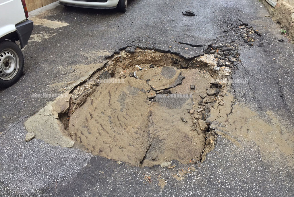 Lamezia: maltempo, buca diventa voragine in via Paola