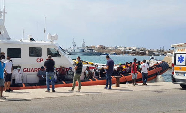 Sbarco migranti a Pozzallo, in 150 diretti a Crotone per quarantena