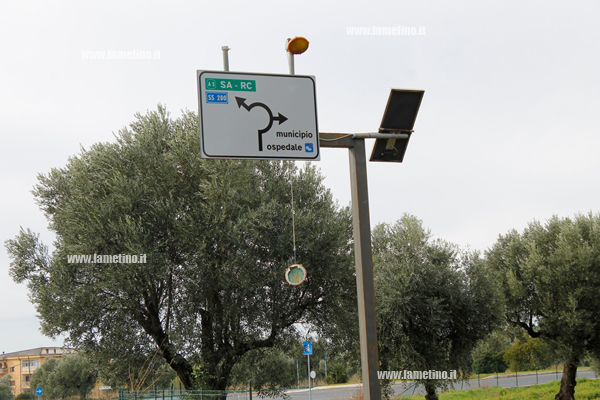 Lamezia: Lampeggiante pericolante in via dei Bizantini
