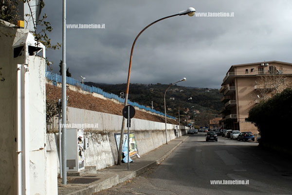 Lamezia: Lampione pericolante in via della Vittoria, altri sono usurati