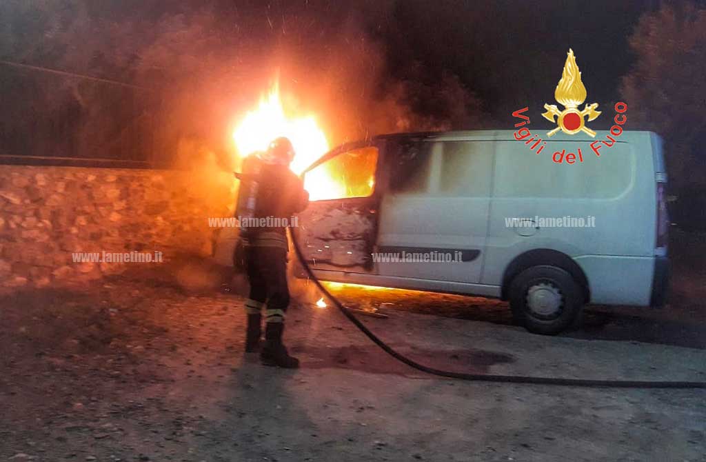 Lamezia, in fiamme furgone nel parcheggio di un ristorante: indagini in corso