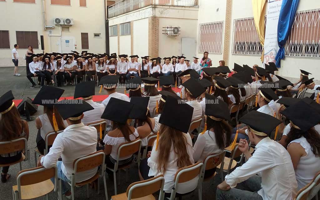 Lamezia, proclamazione dei diplomati e lancio del tocco al De Fazio