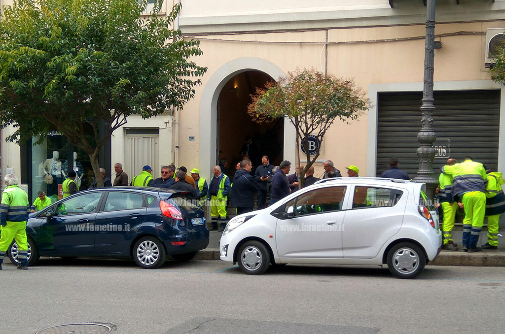 Lamezia, protesta lavoratori Multiservizi nella sede della società