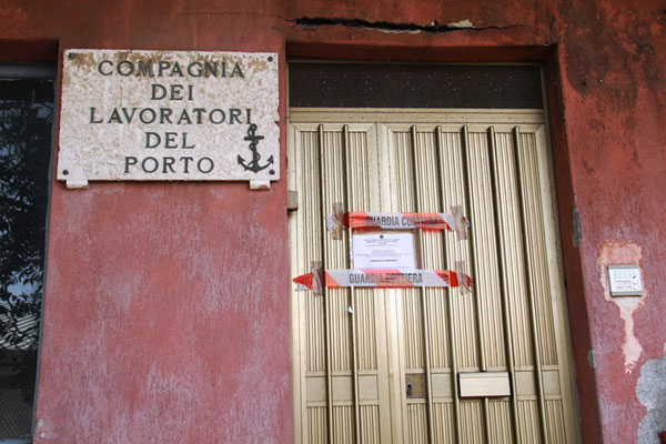 Guardia costiera sequestra sede compagnia portuale a Crotone 