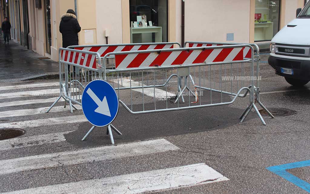 Lamezia, cedimento asfalto in via Tagliamento: area messa in sicurezza 