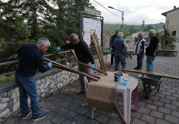 Cittadini effettuano lavori di riqualificazione nella piazzetta di Adami a Decollatura