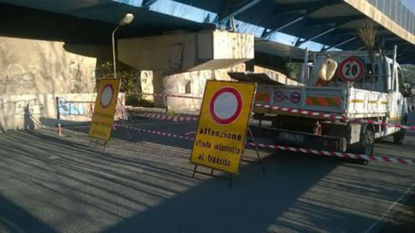 Cadono massi, chiusa strada d'accesso a Tribunale Catanzaro