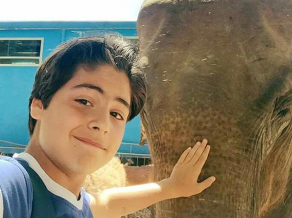 Lacrime e palloncini per l'ultimo saluto a Leandro, il 13enne travolto da treno a Soverato
