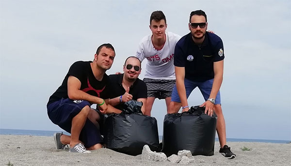 Giornata di pulizia delle spiagge per la Lega giovani Lamezia