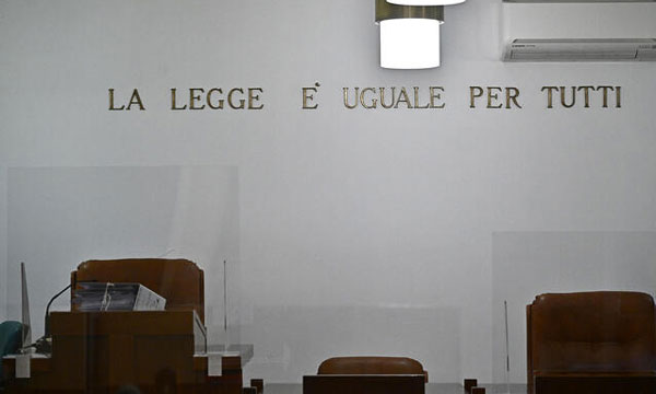 Perseguita l'ex per 13 anni e le fa causa 24 volte, condannato 59enne di Crotone per stalking aggravato