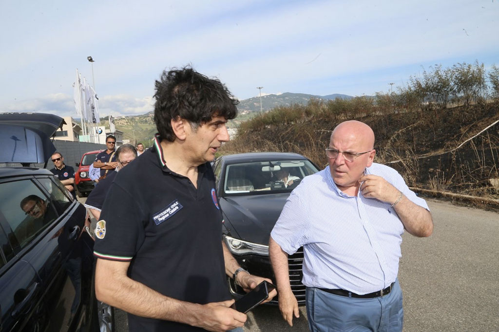Quasi spento l’incendio presso l’ex Legnochimica di Rende, sopralluogo di Tansi e Oliverio