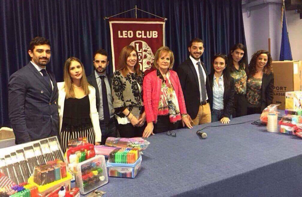 Leo Club Catanzaro Host consegna kit del Ton per un ambiente attrezzato e di supporto all'apprendimento