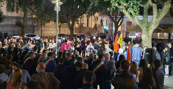 Giovane ferito durante movida a Vibo: in tanti a manifestazione con Libera
